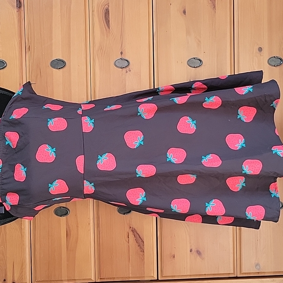 Strawberry dress - Picture 3 of 5